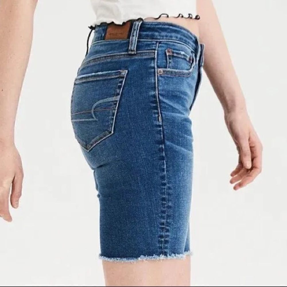 EXCELLENT DISTRESSED CONDITION SIZE 6 AMERICAN EAGLE SKINNY BERMUDA-STYLE SHORTS